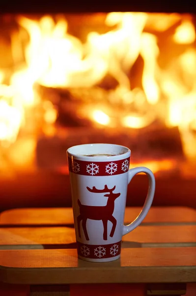 Csésze forró csokoládét, és marshmallows kandalló mellett — Stock Fotó