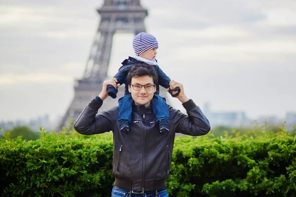 Eiffel tower yakınındaki omuzlarında oğlu tutan baba — Stok fotoğraf