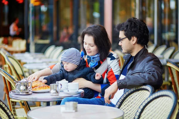 Щаслива родина трьох у паризьких кафе — стокове фото