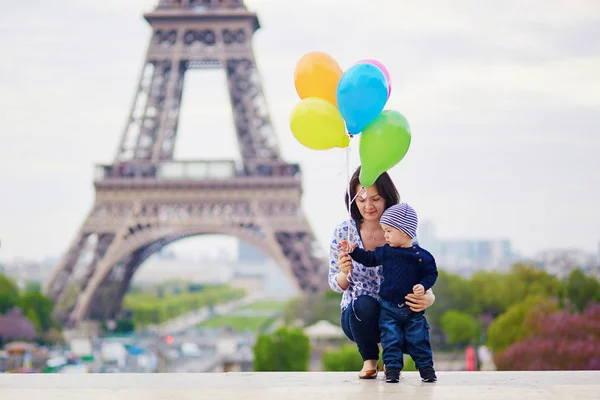 Lycklig familj av två med massa färgglada ballonger i Paris — Stockfoto