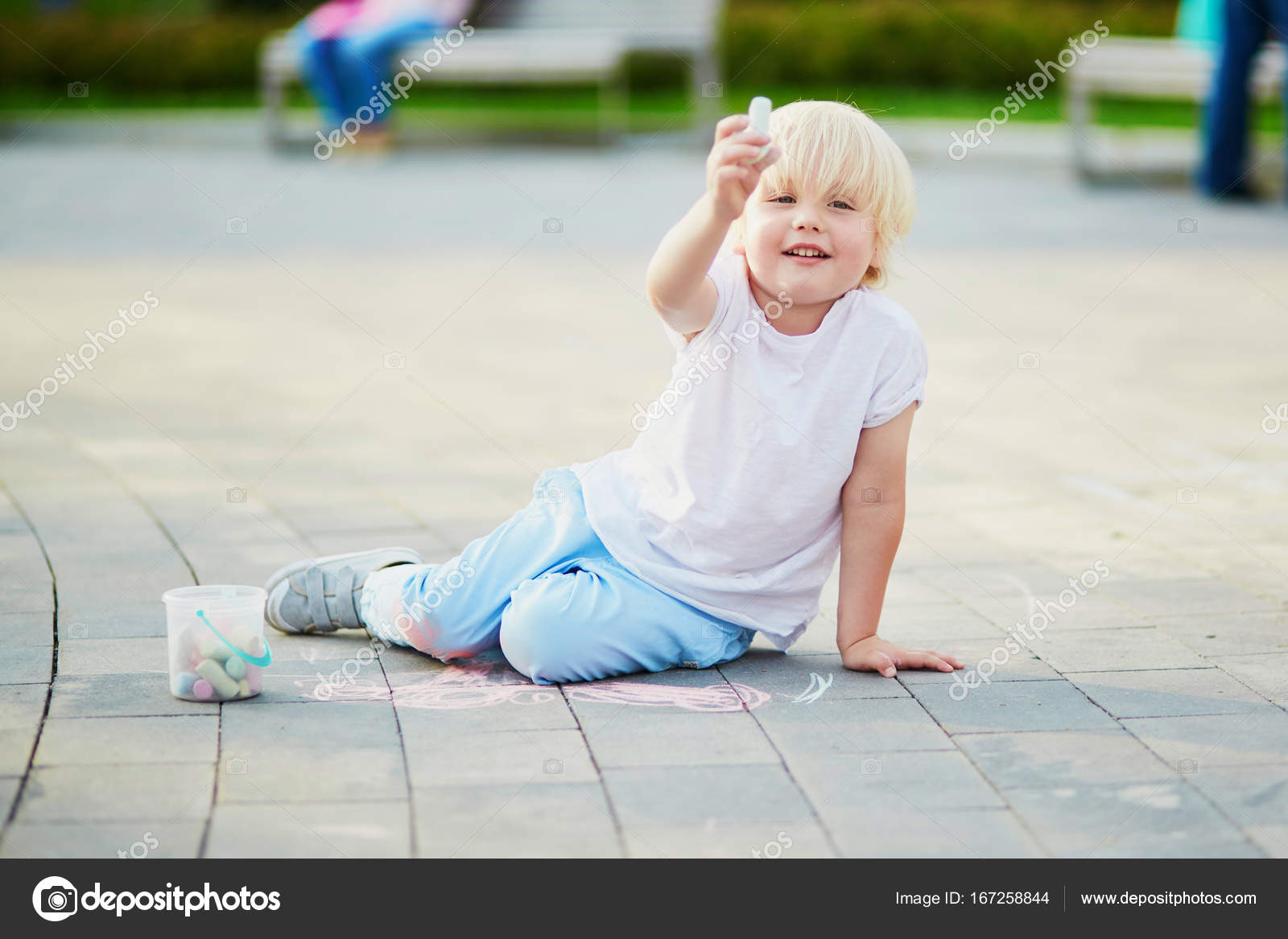 Ragazzo adorabile disegnando con gessetti colorati sull asfalto Attivit  di estate e giochi creativi per bambini piccoli — Foto di encrier