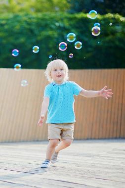 açık havada kabarcıkları ile oynarken küçük çocuk