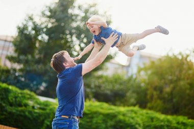 Havada küçük oğlu kusmaya baba