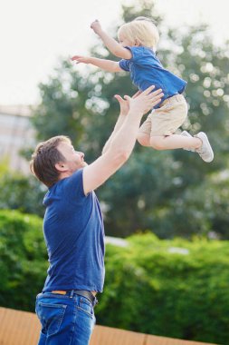 Havada küçük oğlu kusmaya baba