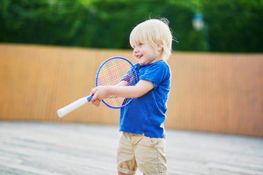 Küçük çocuk anne ile badminton oyun oynamaya