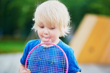 Küçük çocuk anne ile badminton oyun oynamaya