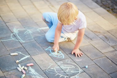 Küçük çocuk mangası ile asfalt üzerinde çizim