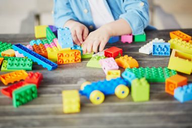 Küçük çocuk renkli plastik inşaat bloklarla oynama