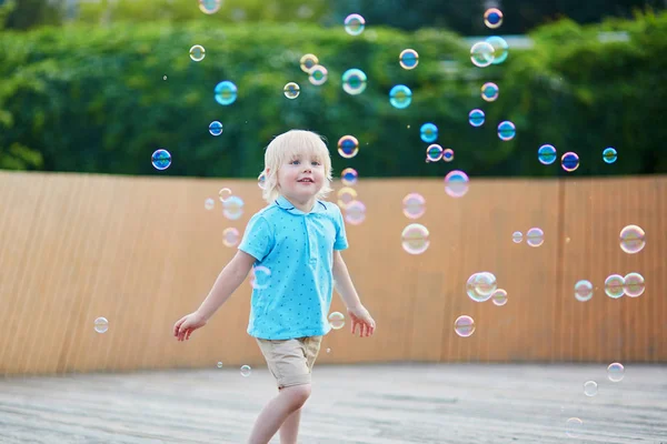 açık havada kabarcıkları ile oynarken küçük çocuk