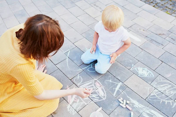 Küçük çocuk mangası ile asfalt üzerinde çizim