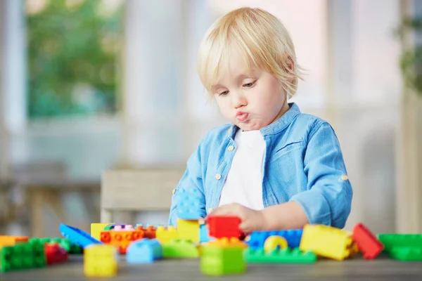 Mały chłopiec bawi bloki kolorowe z tworzywa sztucznego — Zdjęcie stockowe