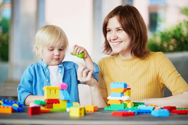 Mamma spelar färgglada konstruktion block med hennes son — Stockfoto