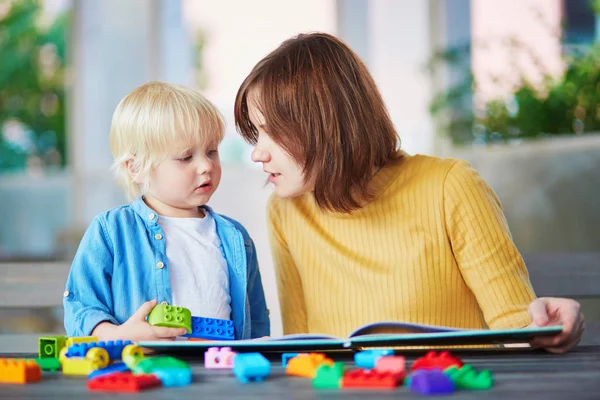 genç anne oğlu için kitap okumak