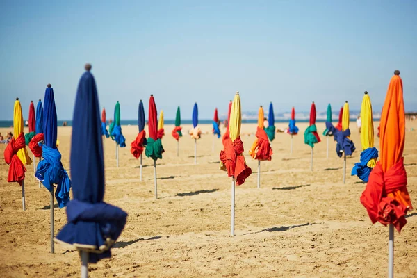 Kolorowe parasole na Deauville, Północna Francja, Europa — Zdjęcie stockowe