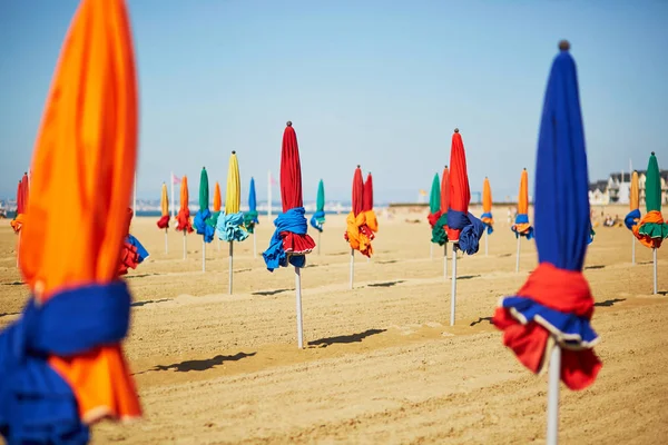 Färgglada parasoller på Deauville, norra Frankrike, Europa — Stockfoto