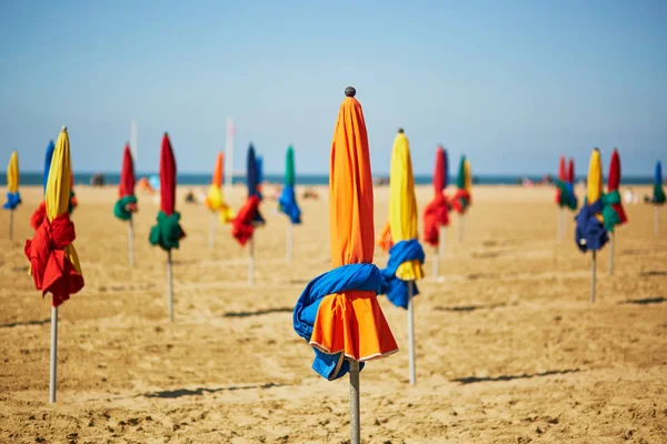 Sombrillas coloridas en Deauville, norte de Francia, Europa —  Fotos de Stock