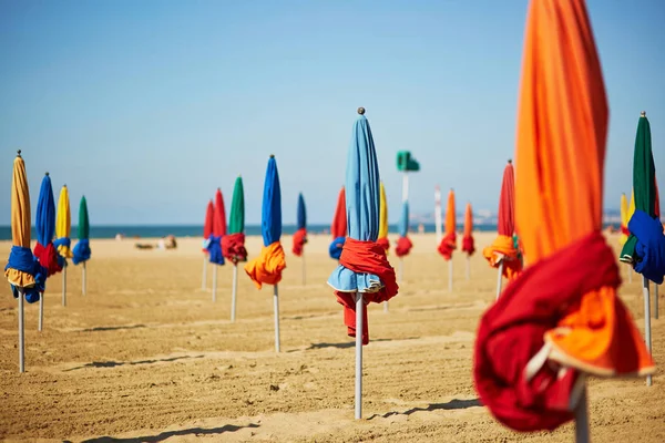 Deauville, Kuzey Fransa, Avrupa konusunda renkli şemsiye — Stok fotoğraf