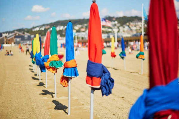 Färgglada parasoller på Deauville, norra Frankrike, Europa — Stockfoto