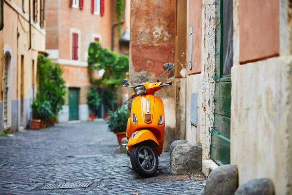 Motocicleta à moda antiga em uma rua de Trastevere, Roma — Fotografia de Stock