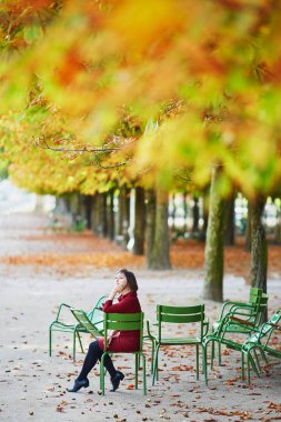 Bir parlak sonbahar günü Paris'te kadın