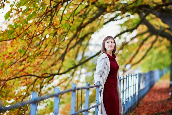 Mujer en París en un día de otoño brillante —  Fotos de Stock