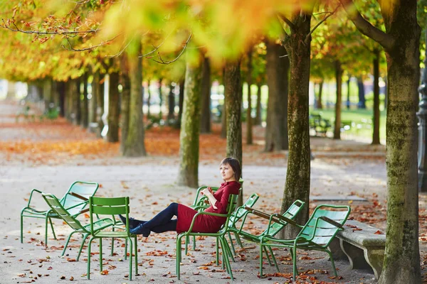 Vrouw in Parijs op een heldere herfstdag — Stockfoto