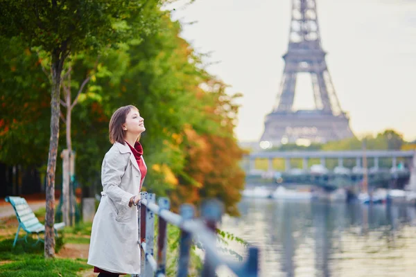 Mulher em Paris em um dia de queda brilhante — Fotografia de Stock