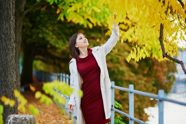 Frau in Paris an einem strahlenden Herbsttag — Stockfoto