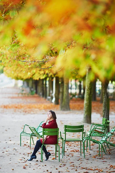 Mulher em Paris em um dia de queda brilhante — Fotografia de Stock