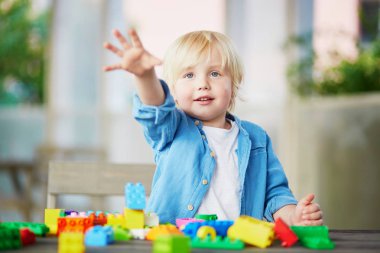 Küçük çocuk renkli plastik inşaat bloklarla oynama