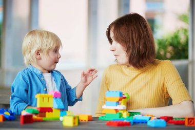Renkli inşaat blok oğlu ile oynarken annesi