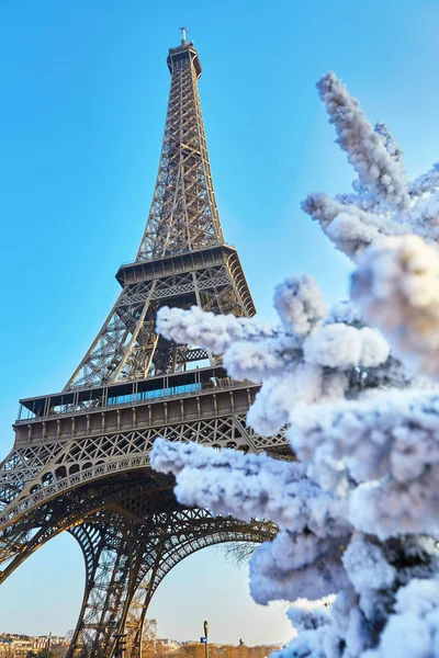 Arbre de Noël couvert de neige près de la Tour Eiffel à Paris — Photo