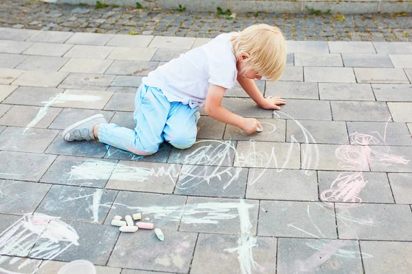 Petit garçon dessin à la craie sur asphalte — Photo