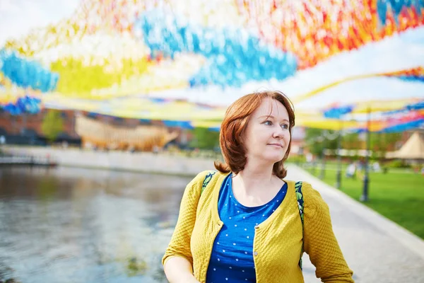 Junge Frau an einem Sommertag im Freien — Stockfoto