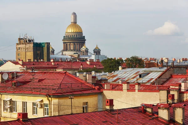 Saint Isaac's Cathedral i czerwone dachy w Sankt Petersburg, Federacja Rosyjska — Zdjęcie stockowe