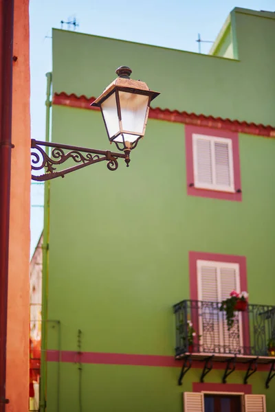 Maisons colorées dans une rue de Bosa, Sardaigne, Italie — Photo