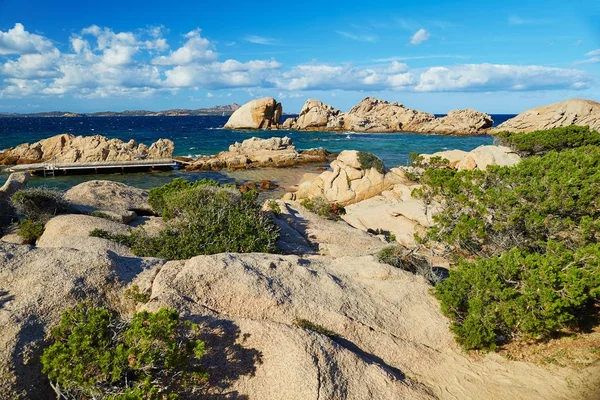 Paisaje escénico de la costa esmeralda de Cerdeña — Foto de Stock