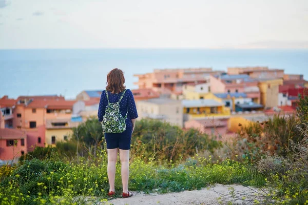 Mädchen genießt Blick auf Castelsardo Dorf in Sardinien, Italien — Stockfoto