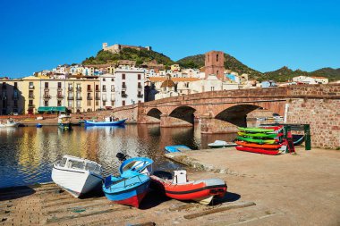 Renkli balıkçı tekneleri, Bosa, Sardunya, İtalya