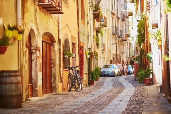 Casas coloridas en una calle de Bosa, Cerdeña, Italia — Foto de Stock