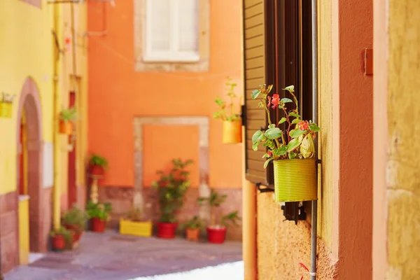 Maisons colorées dans une rue de Bosa, Sardaigne, Italie — Photo