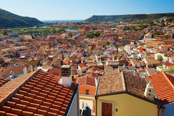 Veduta aerea di case colorate a Bosa, Sardegna, Italia — Foto Stock