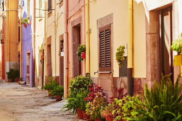 Casas coloridas em uma rua de Bosa, Sardenha, Itália — Fotografia de Stock