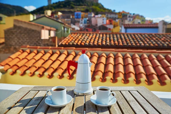 Káva s výhledem na vesnici Bosa, Sardinie, Itálie — Stock fotografie