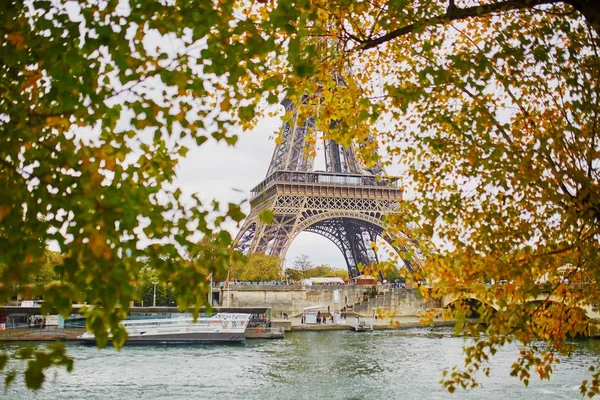 Vista panorâmica para a Torre Eiffel em um dia de outono — Fotografia de Stock