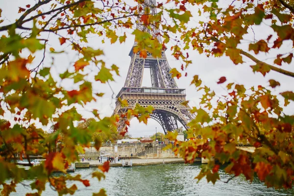 Scenic view to the Eiffel tower on a fall day — Stock Photo, Image