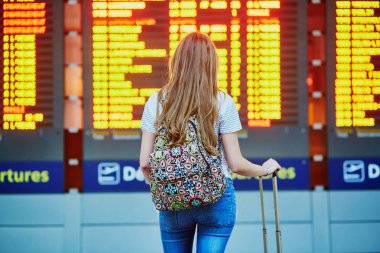 Sırt çantasında Uluslararası Havaalanı ile turist kız