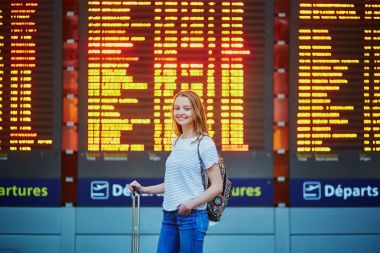 Sırt çantasında Uluslararası Havaalanı ile turist kız