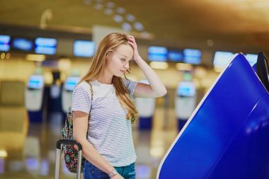Sırt çantasında Uluslararası Havaalanı ile turist kız