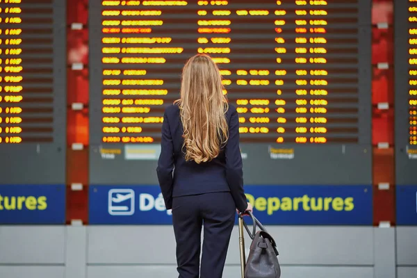 Joven mujer de negocios elegante en aeropuerto internacional — Foto de Stock